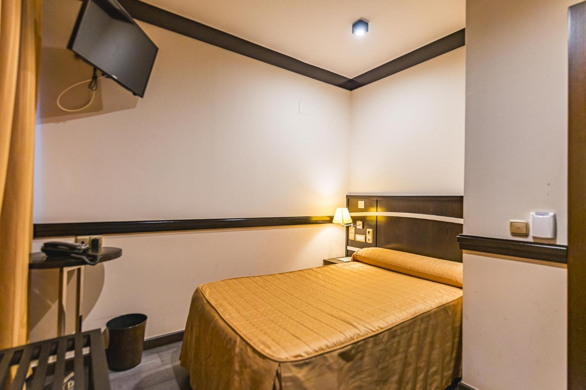 Hotel Machaco Alburquerque Bagian luar foto