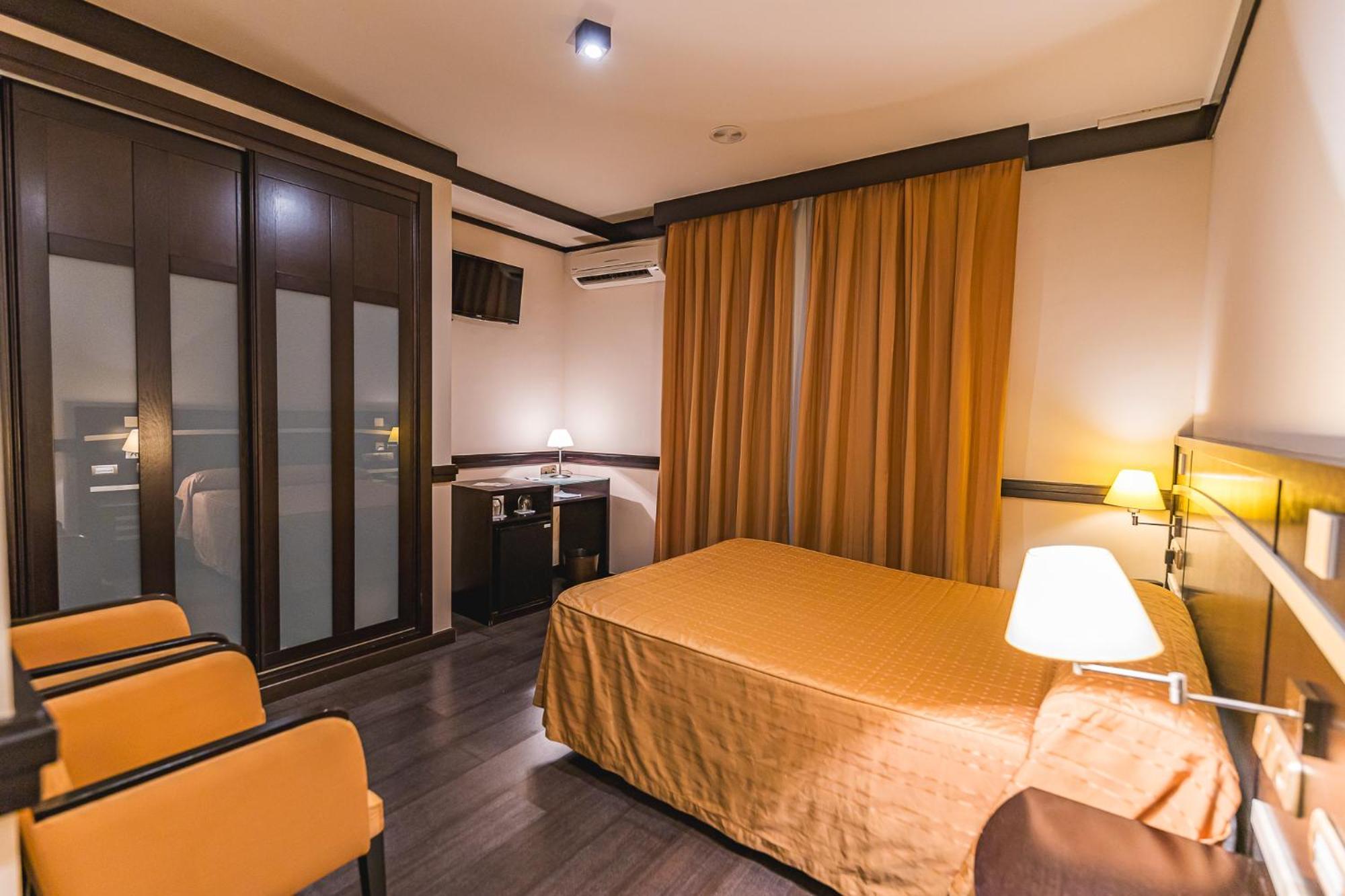 Hotel Machaco Alburquerque Bagian luar foto