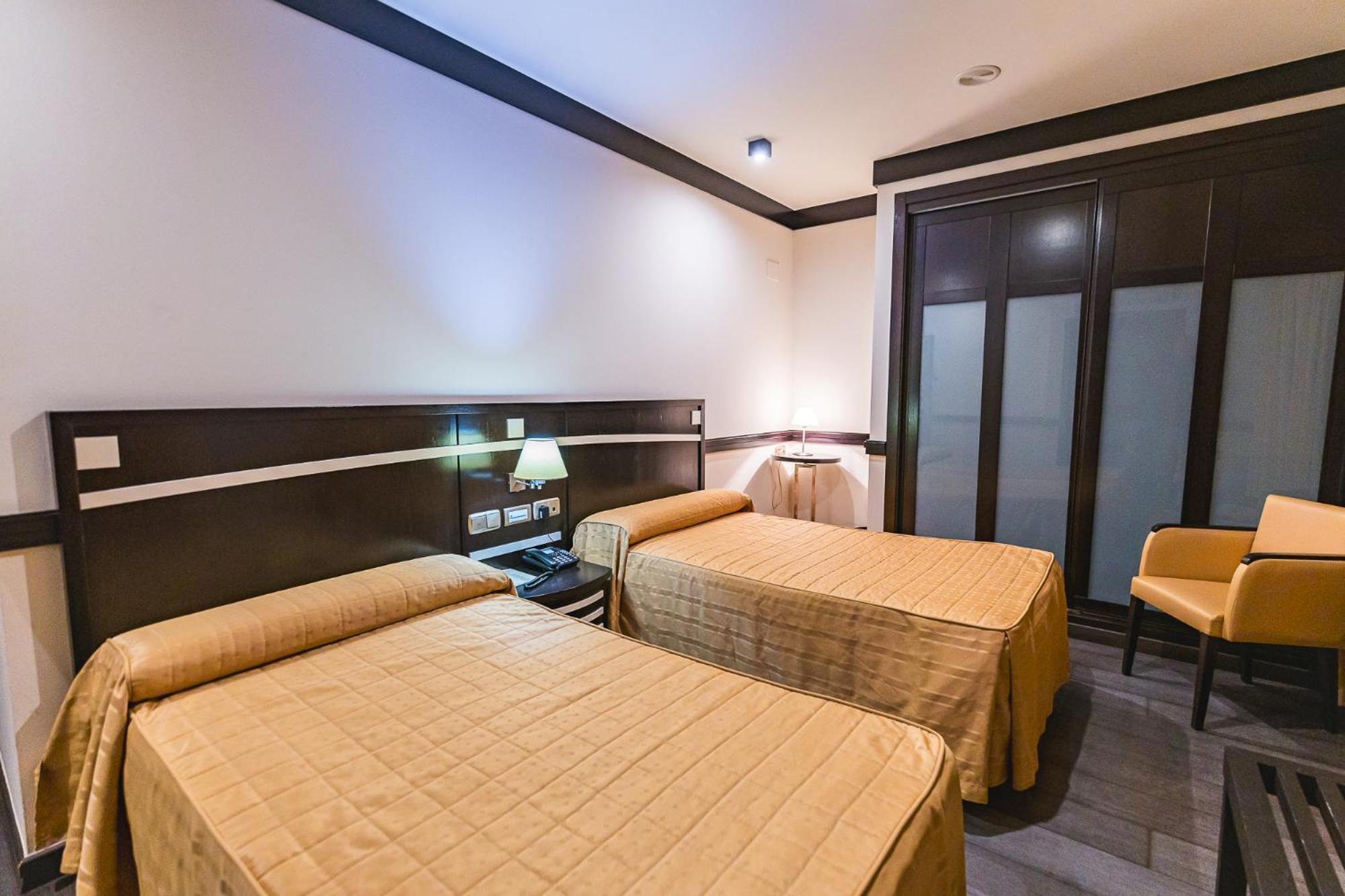 Hotel Machaco Alburquerque Bagian luar foto