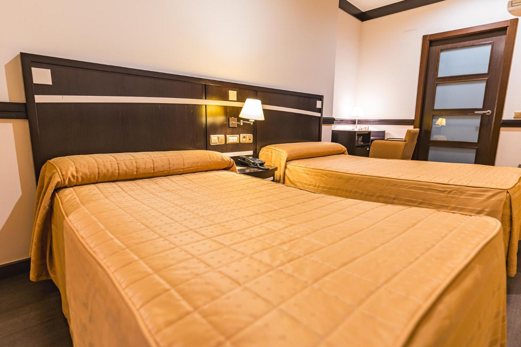 Hotel Machaco Alburquerque Bagian luar foto