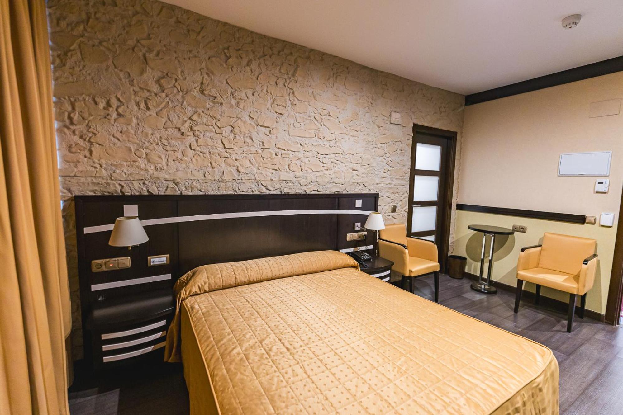 Hotel Machaco Alburquerque Bagian luar foto
