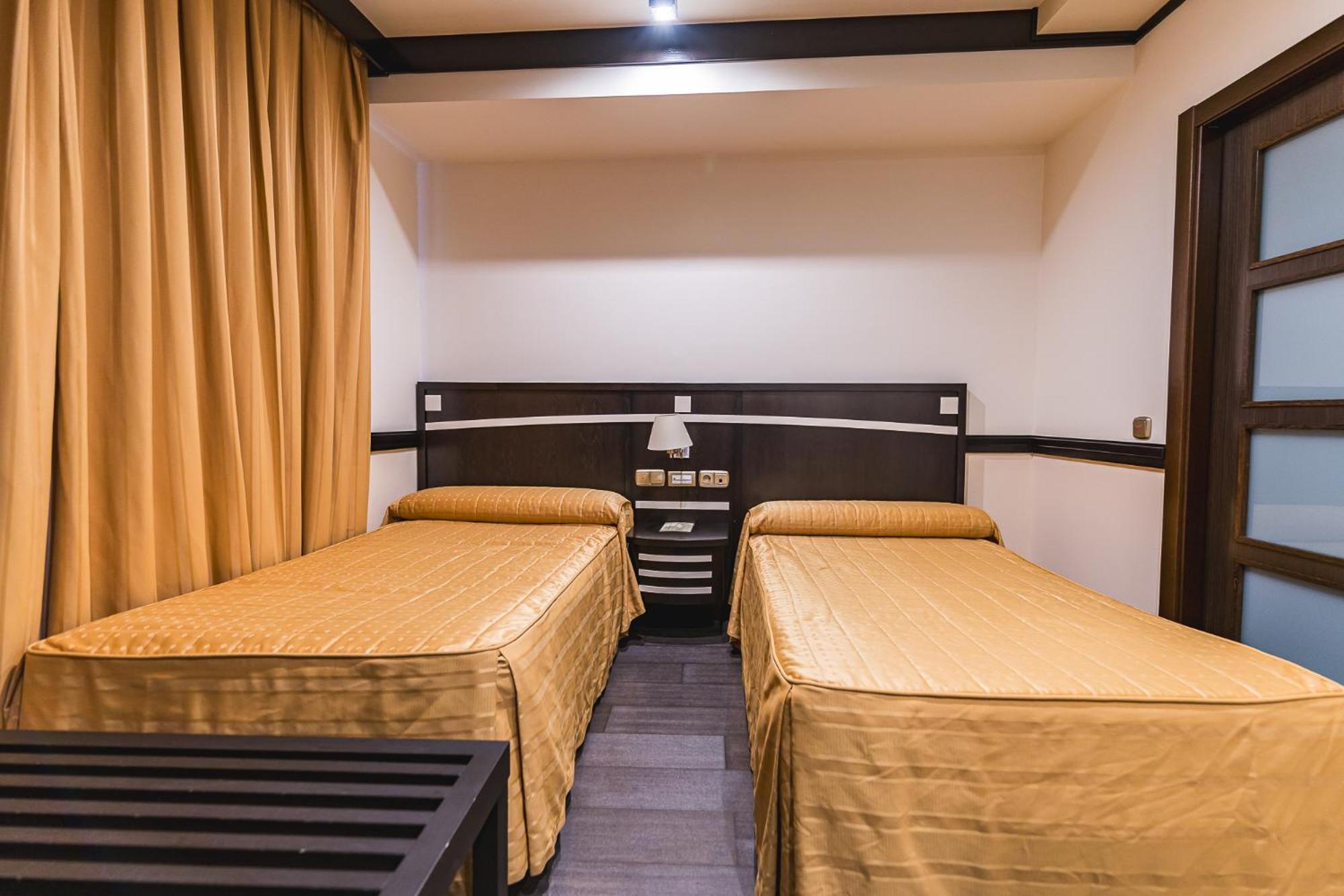 Hotel Machaco Alburquerque Bagian luar foto